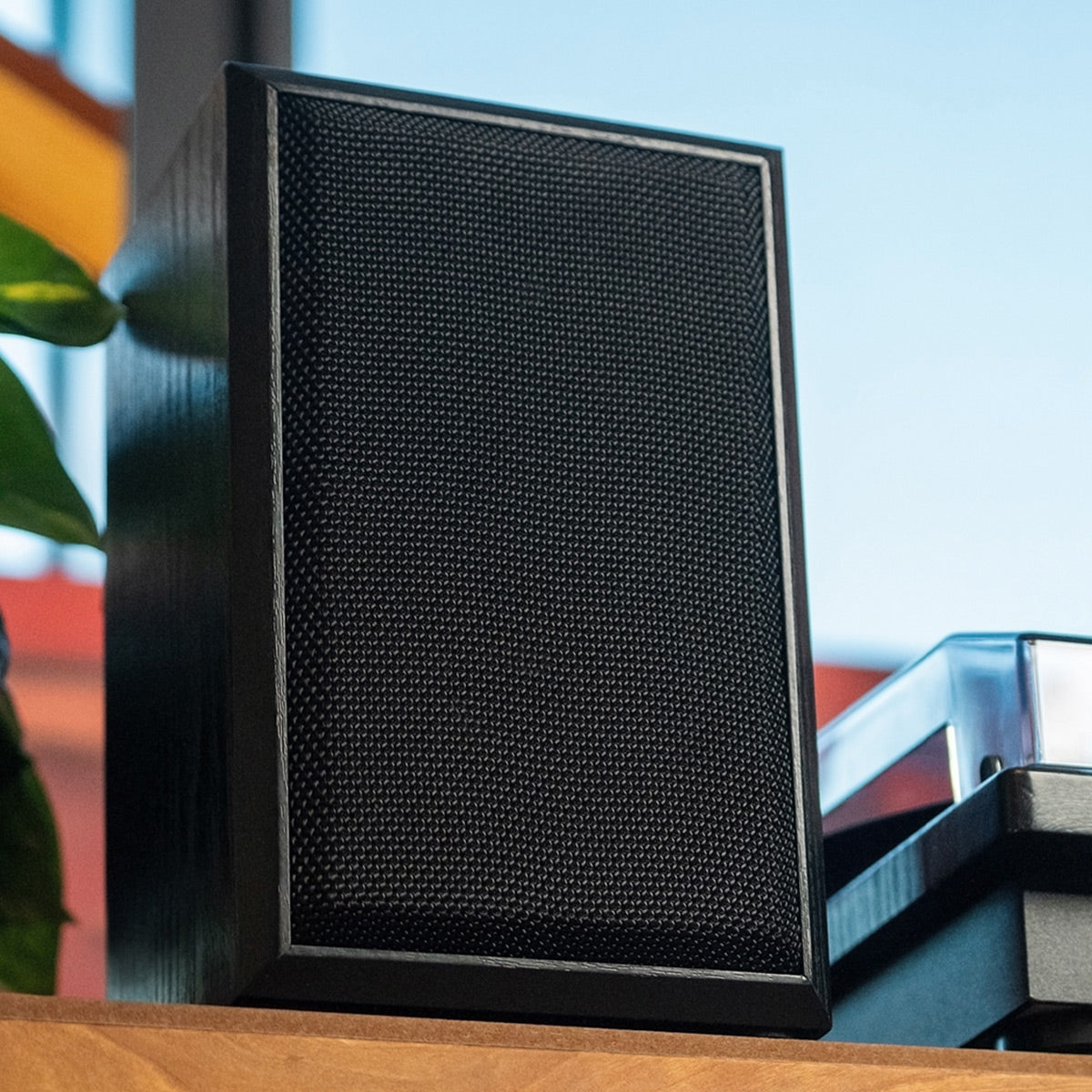 Montauk Bluetooth Turntable System with Bookshelf Speakers (Black)