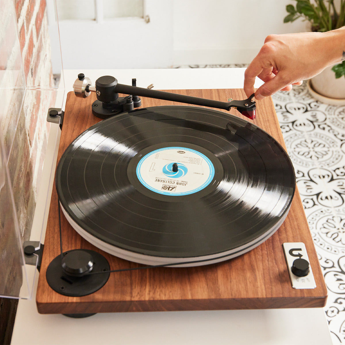 UTurn Audio Orbit 2 Special Turntable with Ortofon 2M Red Cartridge (Walnut)
