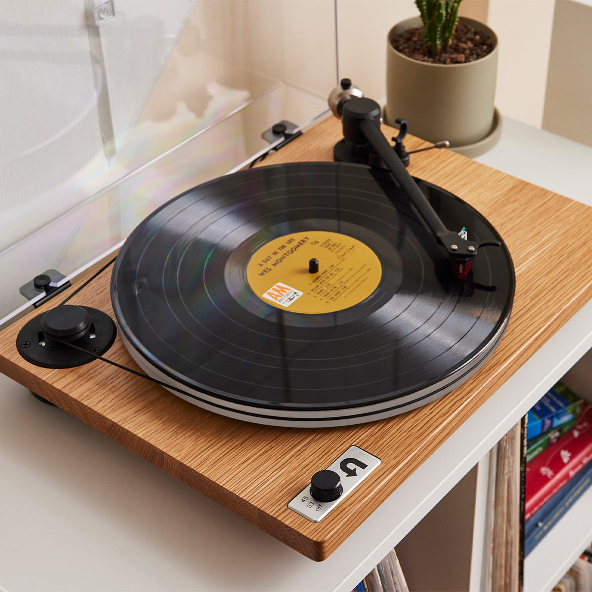 UTurn Audio Orbit 2 Special Turntable with Built-In Preamp and Ortofon 2M Red Cartridge (Oak)