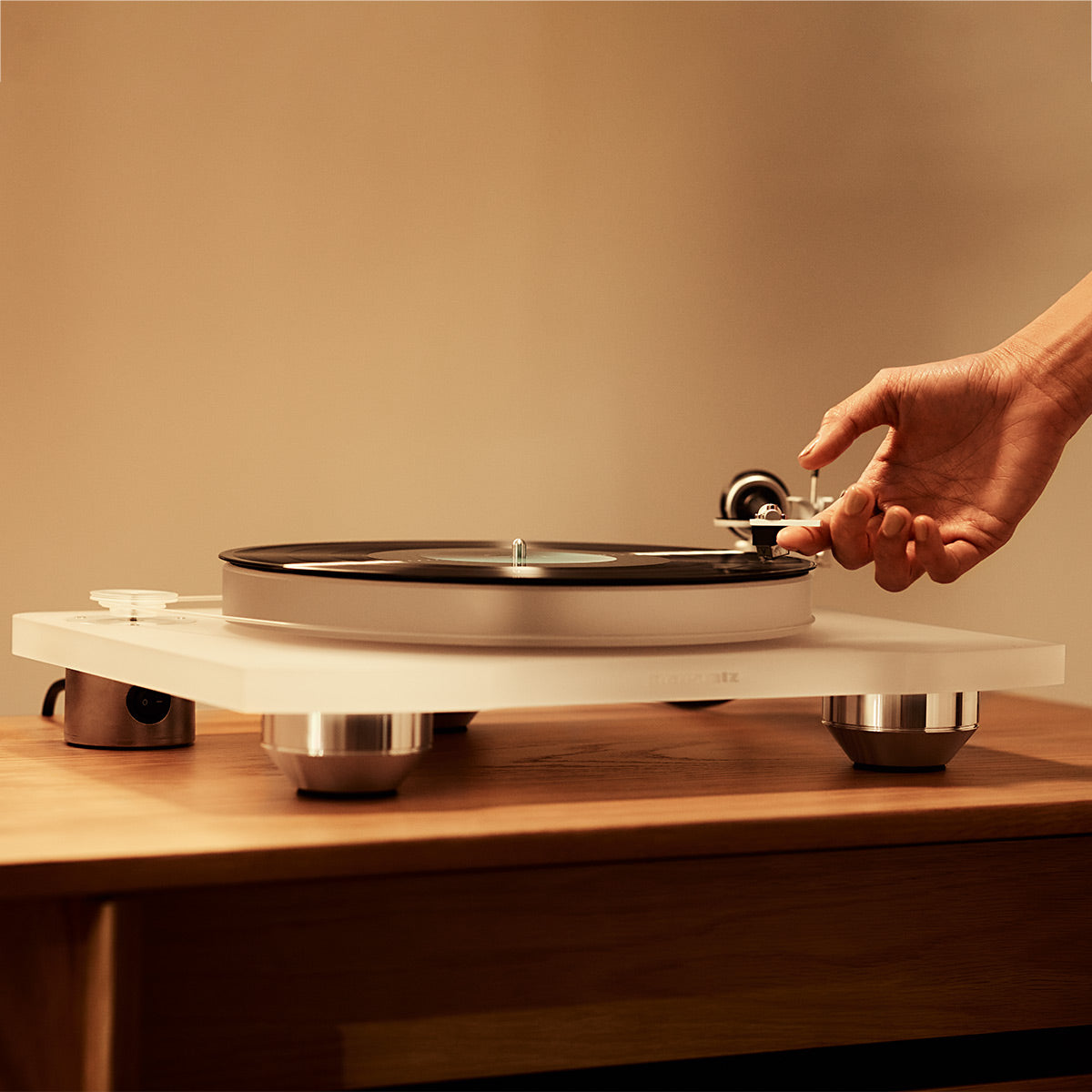 MarantzTT-15S1 Precision Belt Drive Turntable with Cartridge (White)
