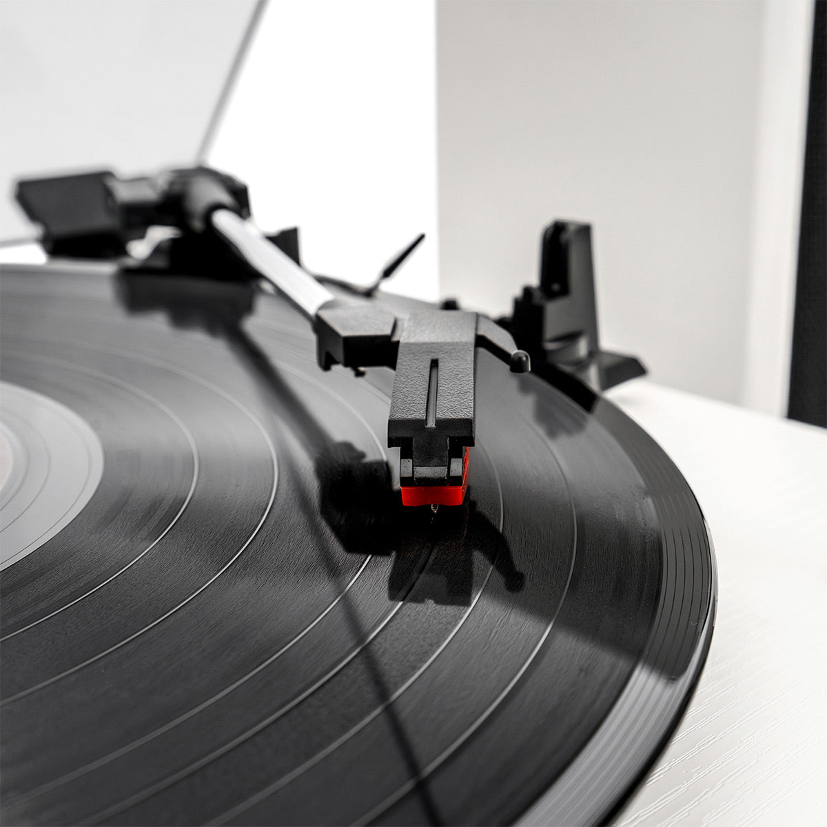 Montauk Bluetooth Turntable System with Bookshelf Speakers (White)